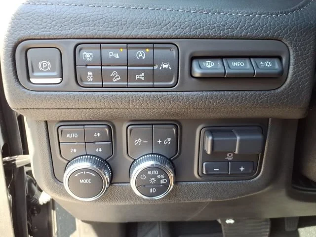 2024 GMC Yukon Denali - Photo 19