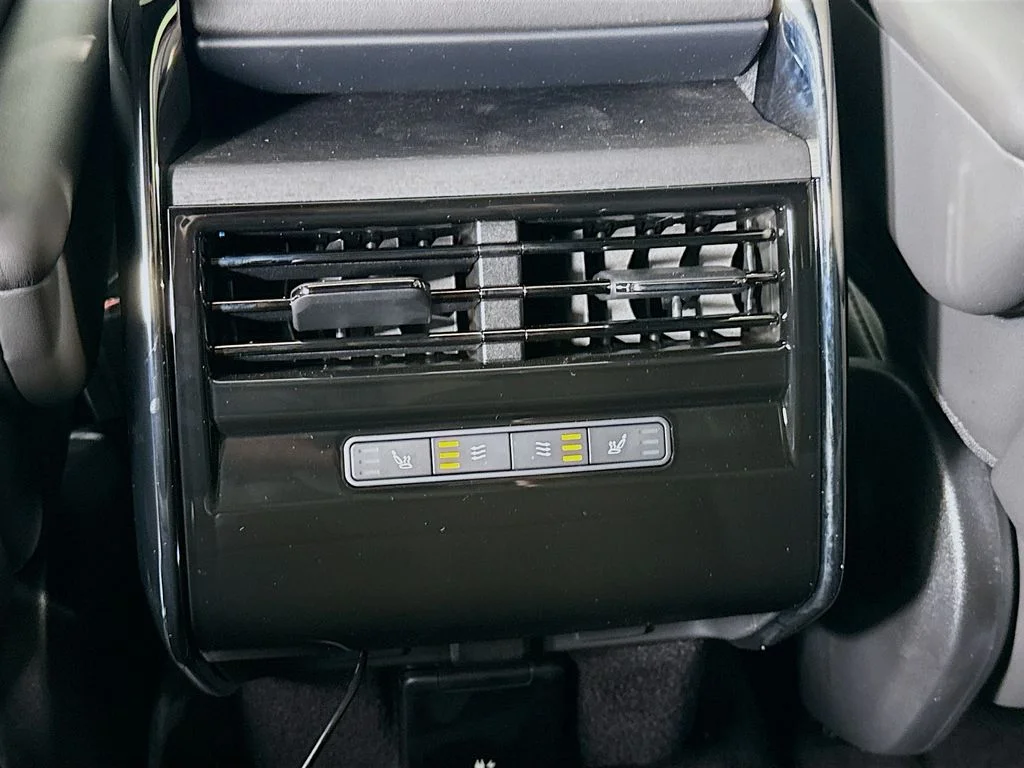 Certified Used 2025 White Land Rover Dynamic SE image 27
