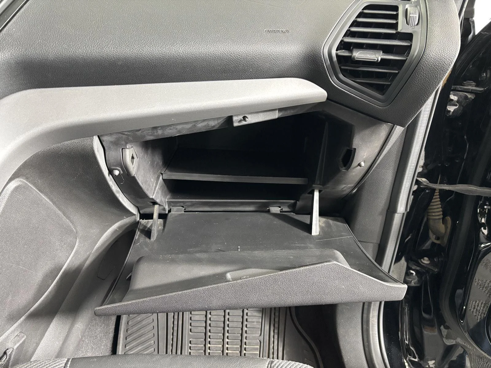 Used 2016 Shadow Black Ford SE image 25