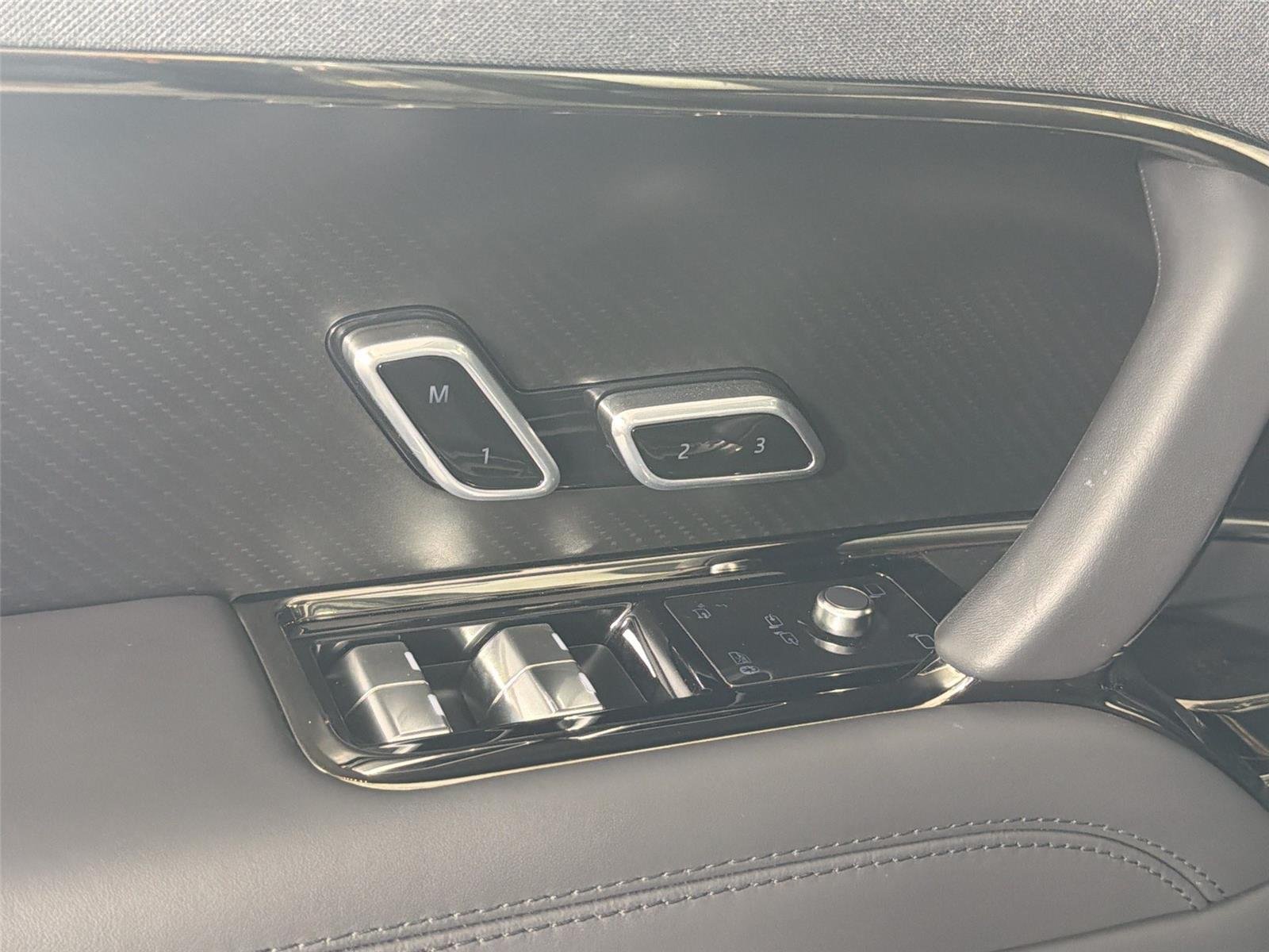 Used 2025 Marl Grey in Gloss finish Land Rover SV Edition Two image 17