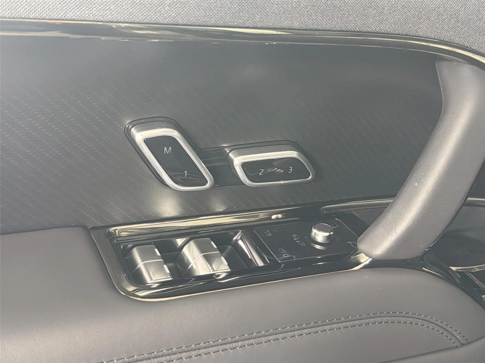 Used 2025 Marl Grey in Gloss finish Land Rover SV Edition Two image 17