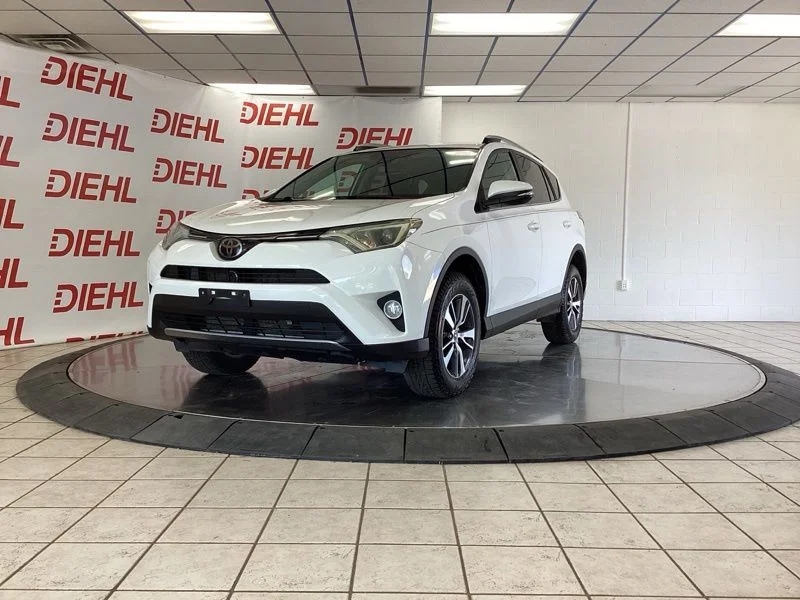 Used 2018 White Toyota XLE image 3