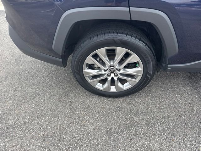 Used 2023  Toyota XLE Premium image 9