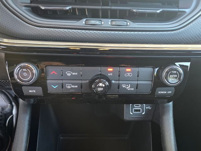 New 2026 Bright White Clearcoat Jeep Latitude image 15