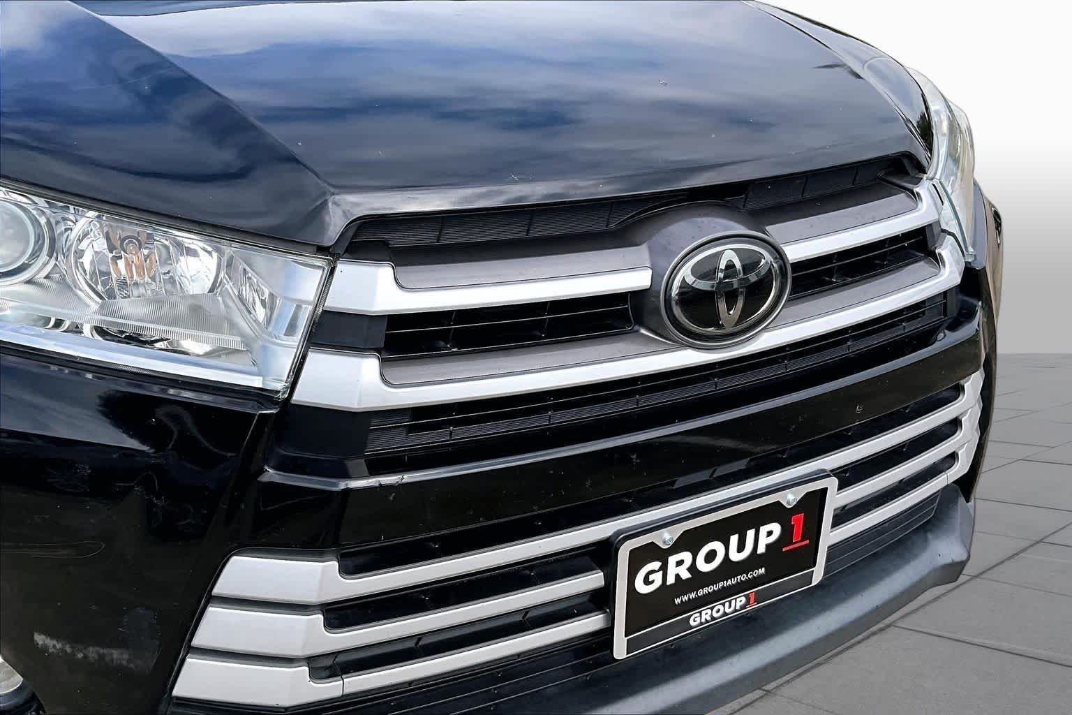Used 2017 Midnight Black Metallic Toyota XLE image 28