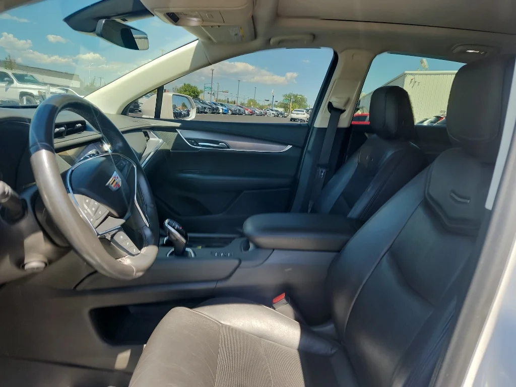 Used 2019 Crystal White Tricoat Cadillac Premium Luxury AWD image 16