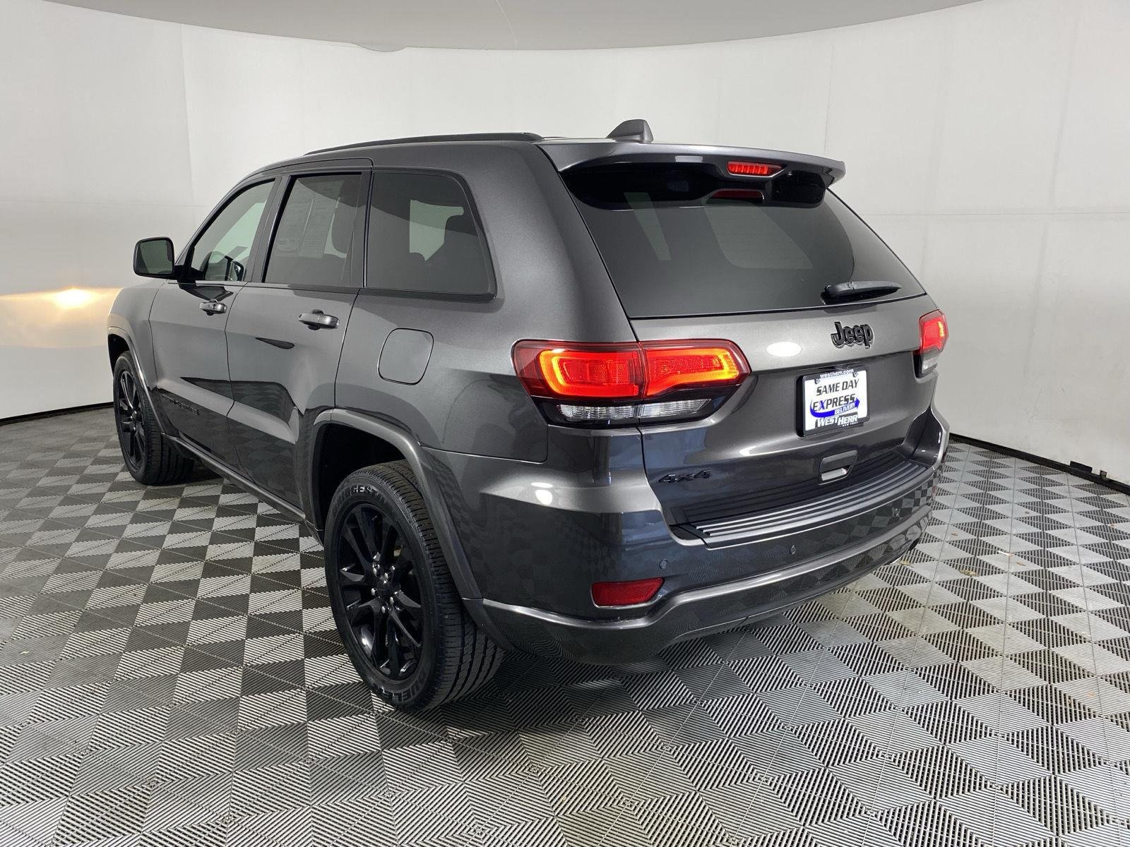 Used 2020 Granite Crystal Metallic Clearcoat Jeep Altitude image 5
