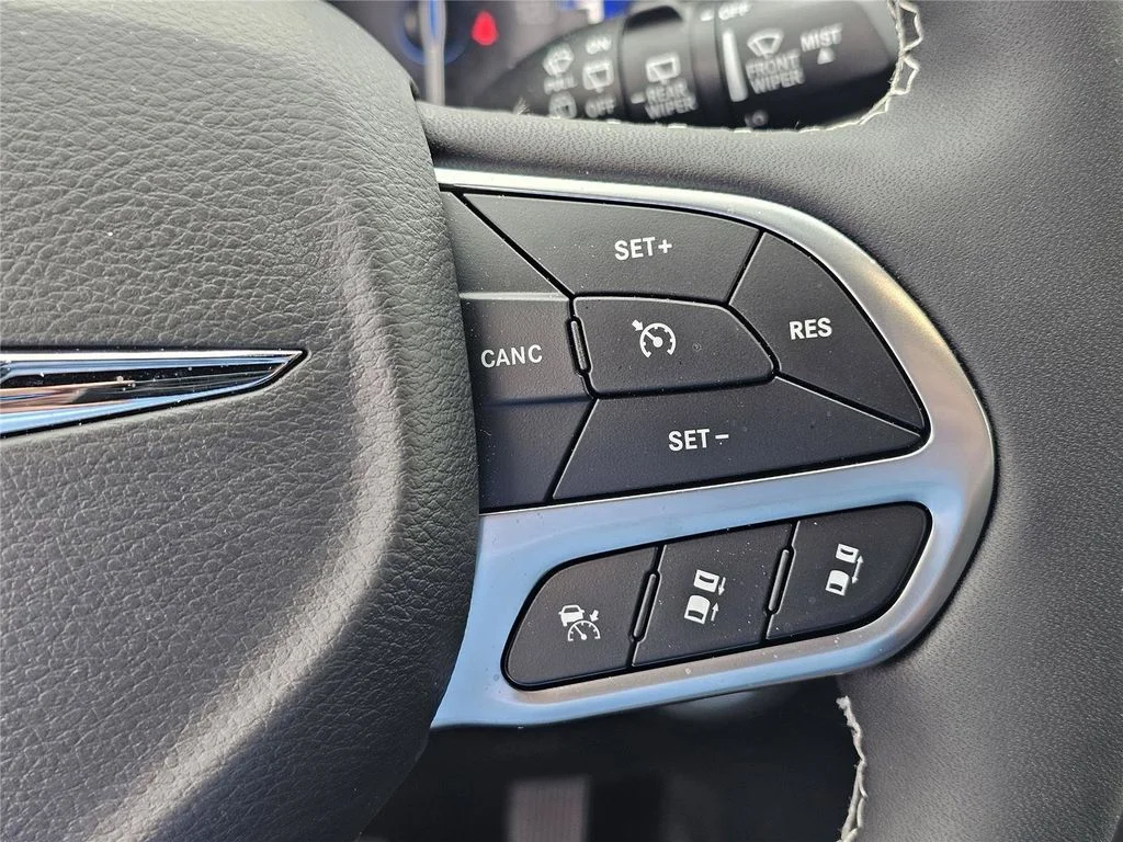 New 2026 Diamond Black Crystal Pearl-Coat Exterior Paint Chrysler Select image 21