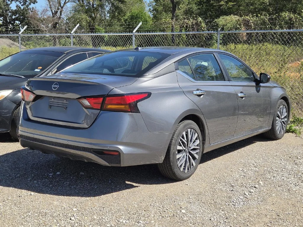 Used 2025 Gun Metallic Nissan 2.5 SV image 6