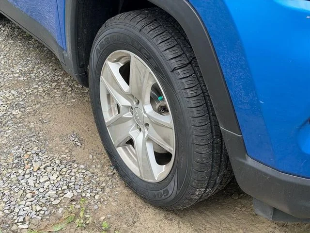 Used 2022 Blue Jeep Latitude image 8