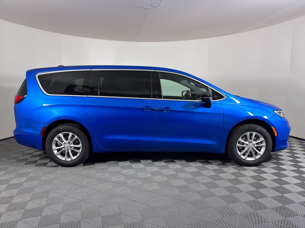 New 2026 Hydro Blue Pearl-Coat Exterior Paint Chrysler Select image 16