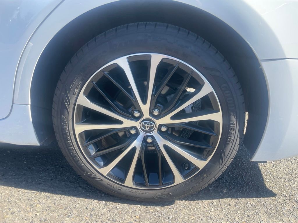 Used 2018 Super White Toyota SE image 22