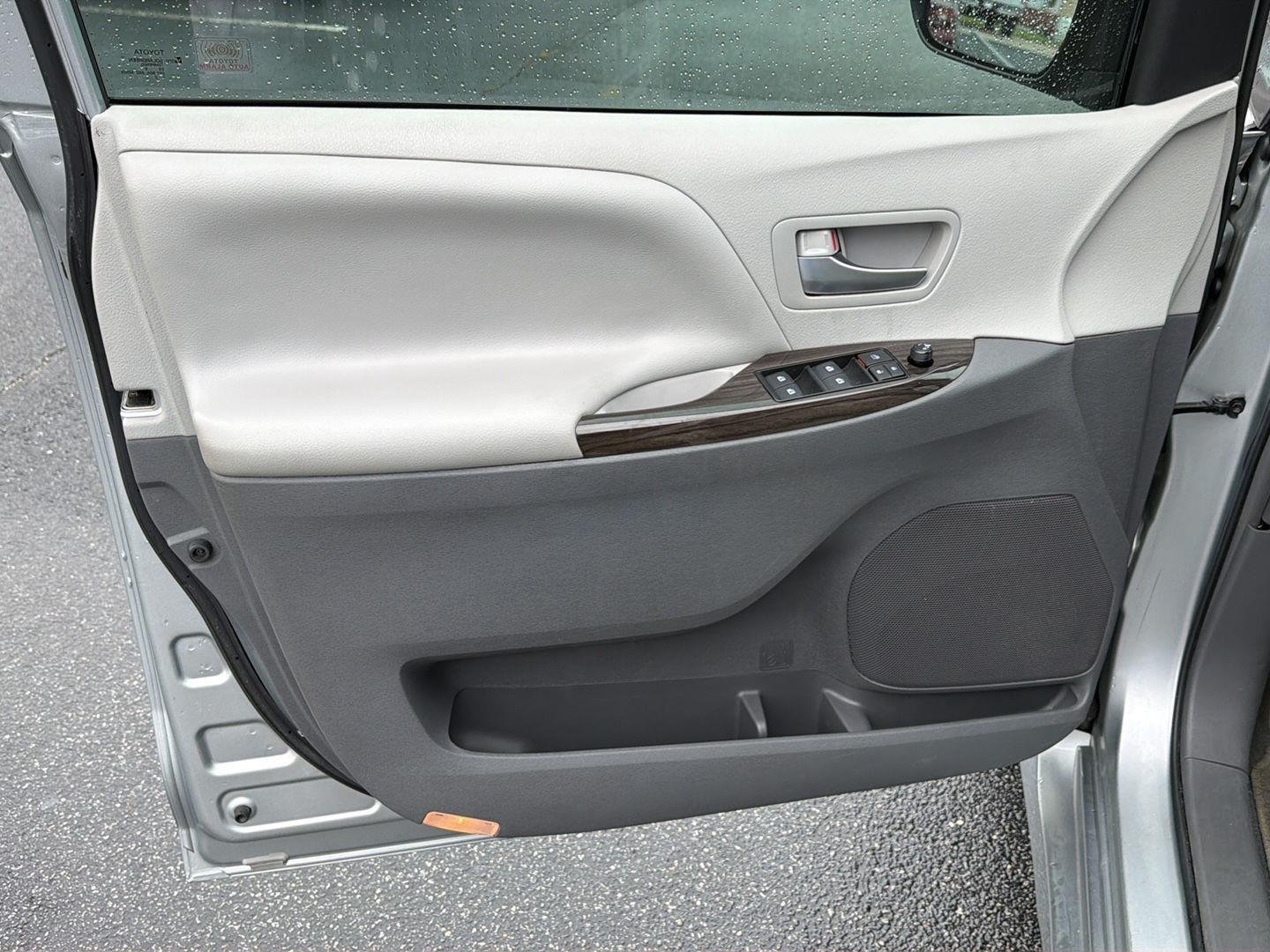 Used 2019 Celestial Silver Metallic Toyota XLE Premium 8-Passenger image 17