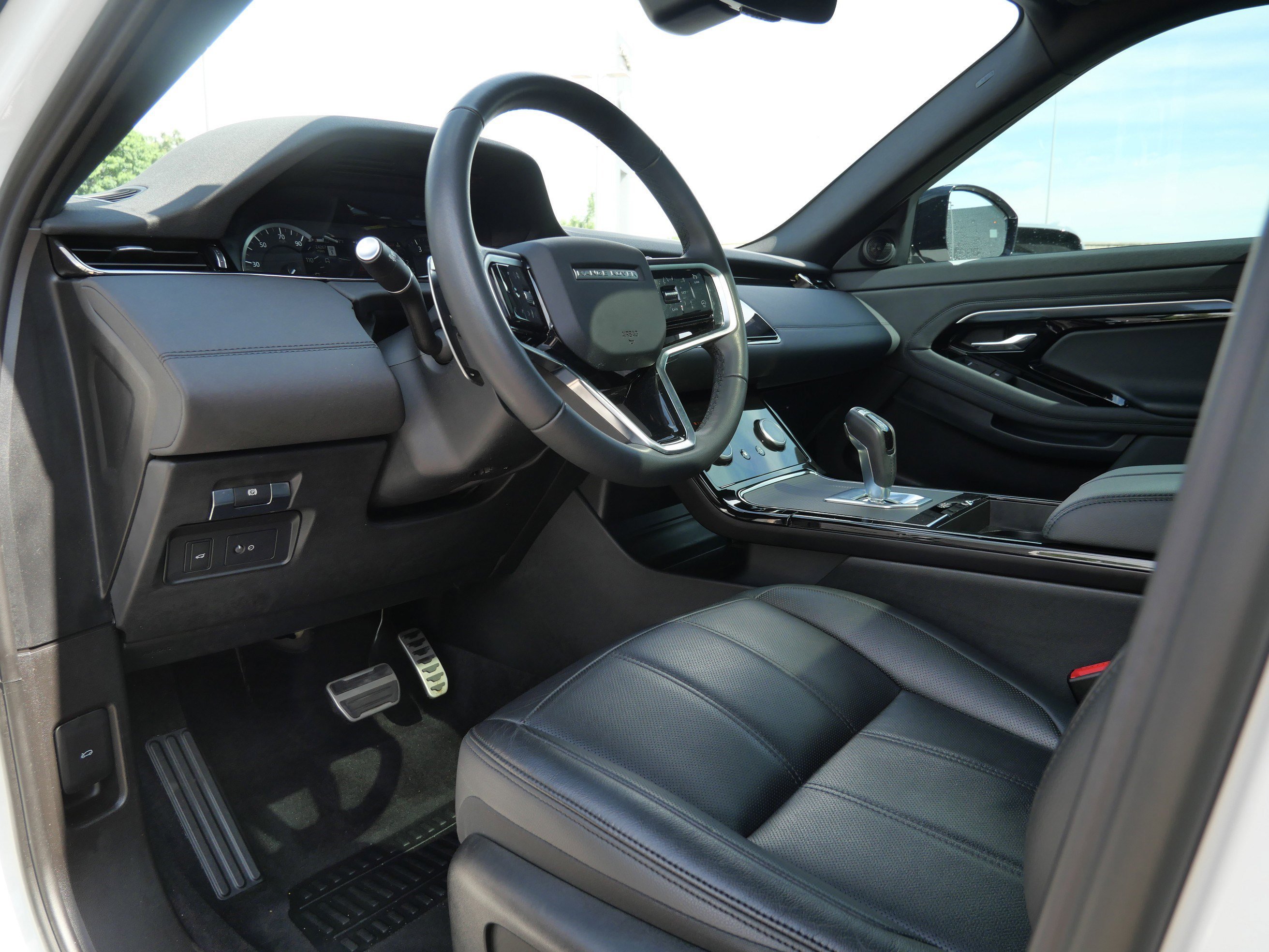 Used 2023 Fuji White Land Rover R-Dynamic SE image 13