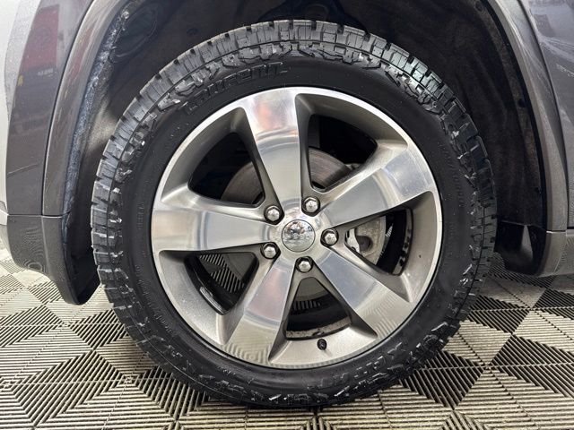 Used 2016 Crystal Metallic Jeep Overland image 10