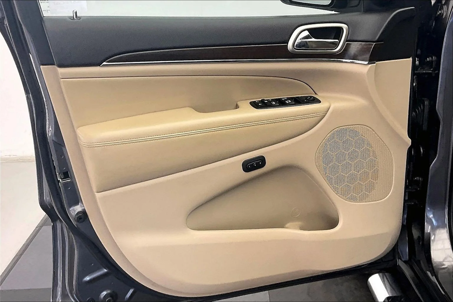 Used 2014 Granite Crystal Metallic Clearcoat Jeep Limited image 25