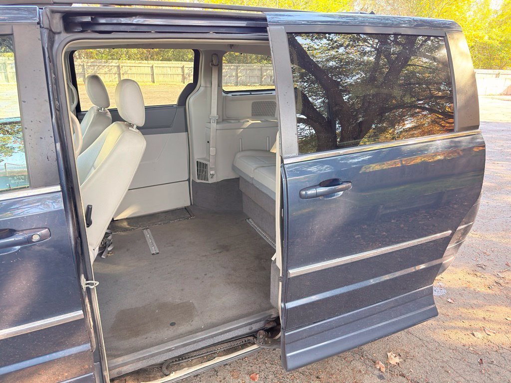 Used 2009 Blue Chrysler Touring image 21