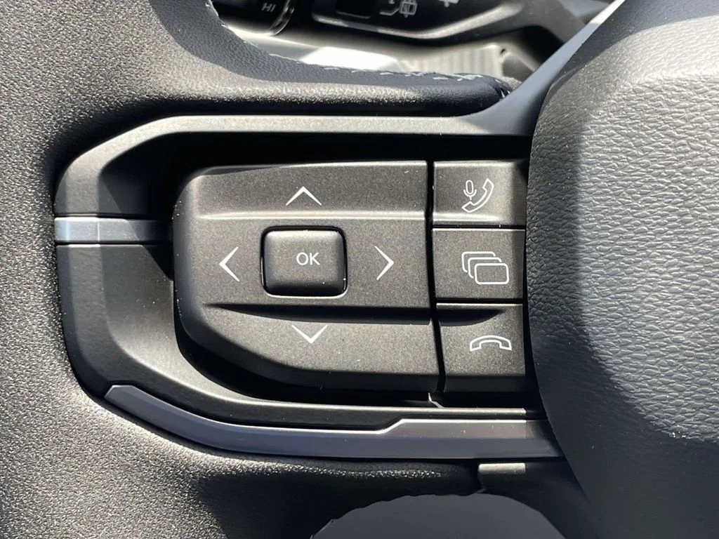 New 2026 Diamond Black Crystal Pearlcoat Jeep Laredo image 30