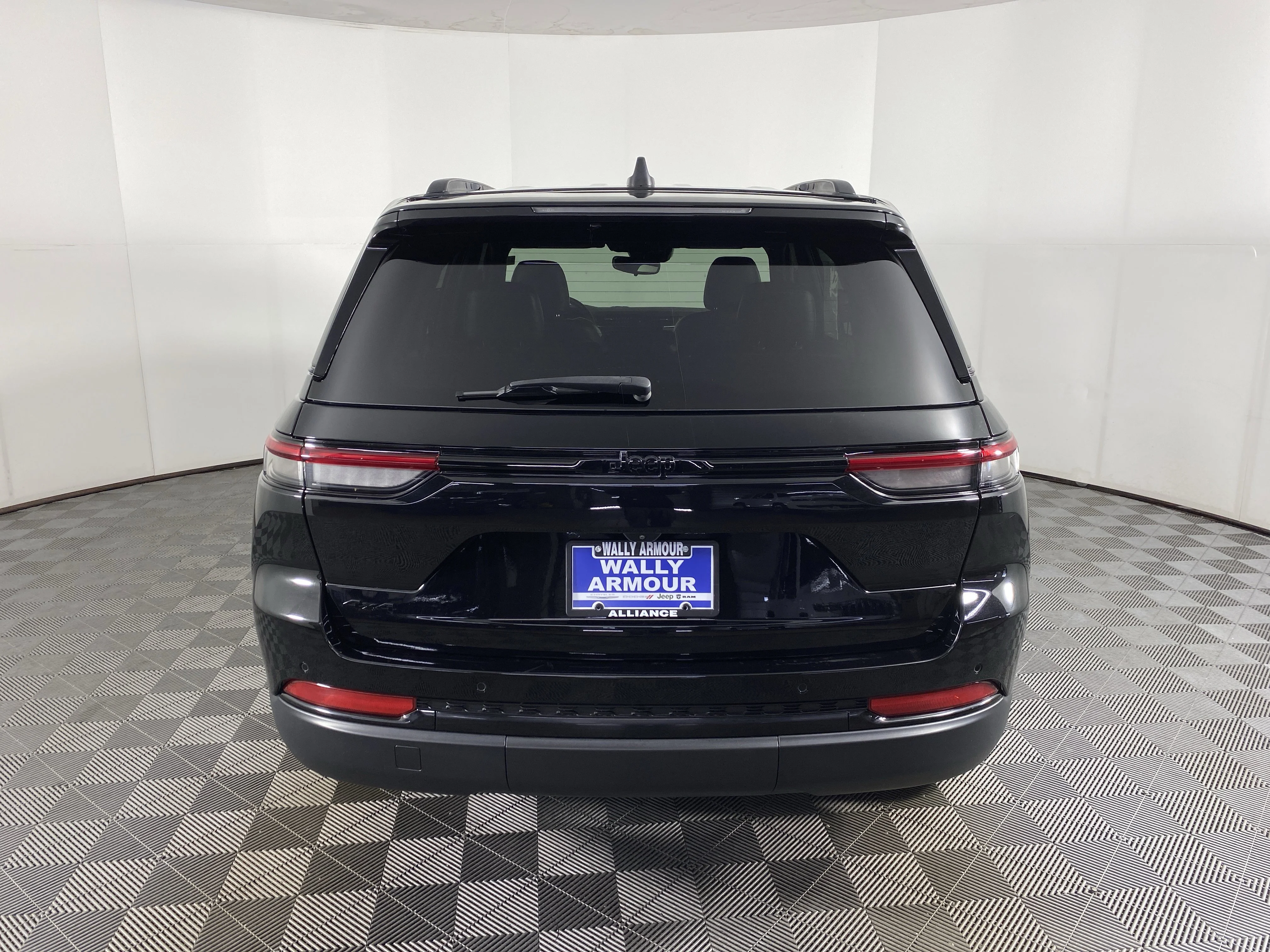 Used 2023 Diamond Black Crystal Pearlcoat Jeep Altitude image 9