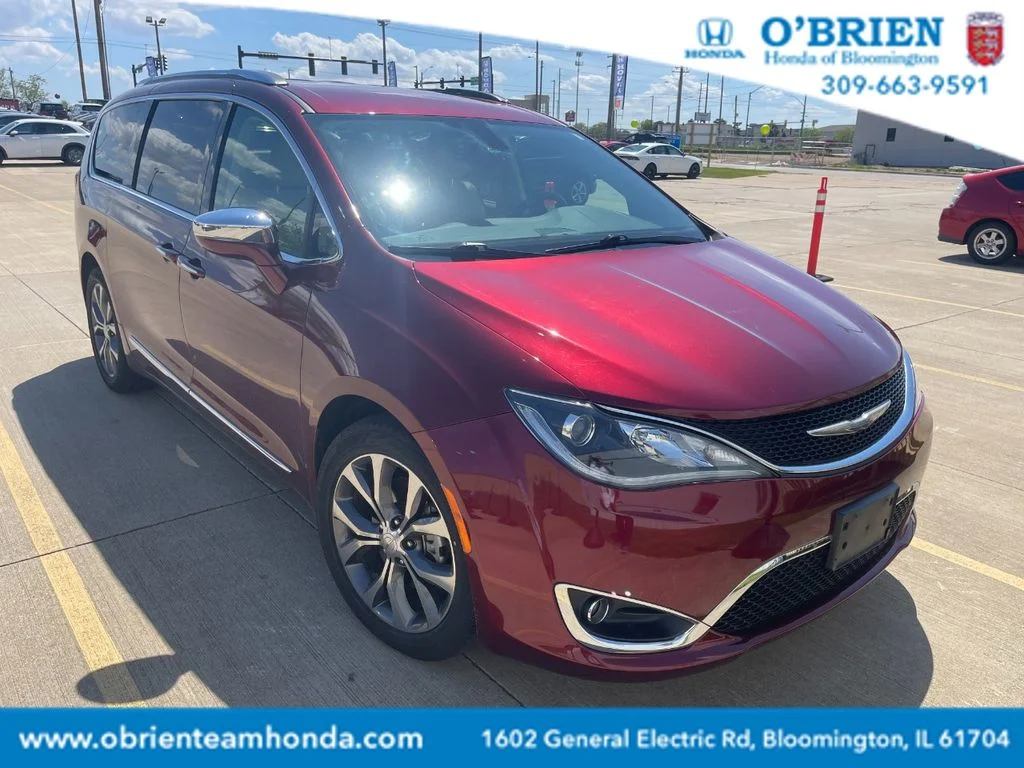 2017 Chrysler Pacifica Limited's photo