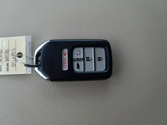 Used 2022 White Honda EX-L image 10