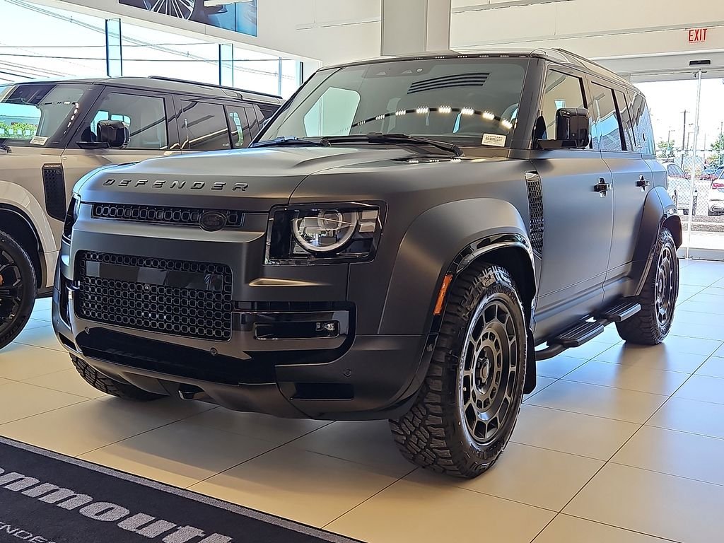 2026 Land Rover Defender 110 OCTA Black P635's photo