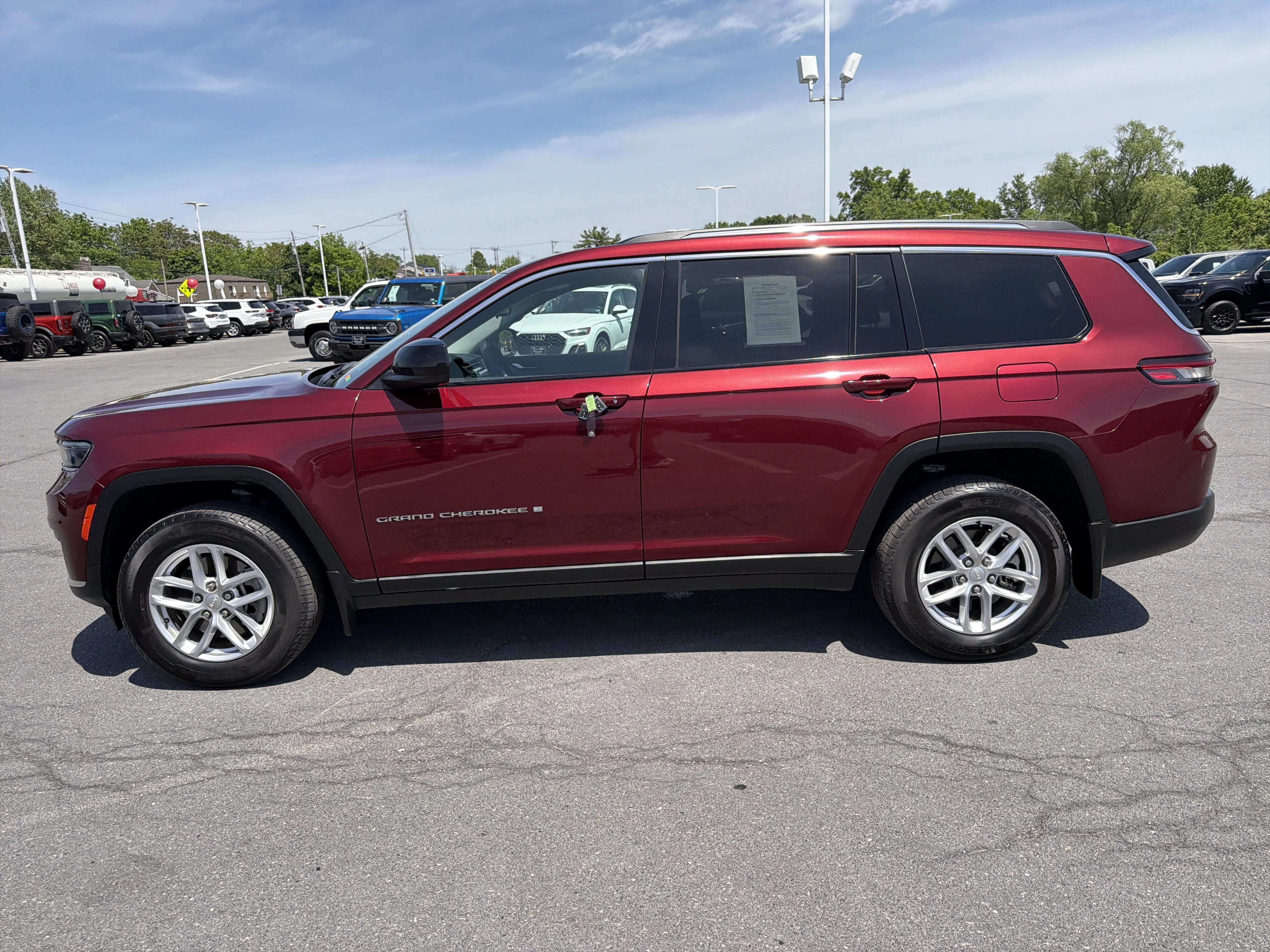 Used 2023 Velvet Red Pearlcoat Jeep Laredo image 7