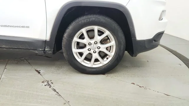 Used 2014 White Jeep Latitude image 23