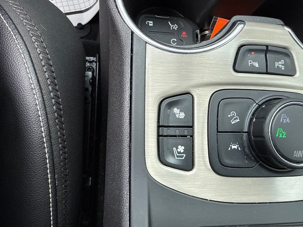 Used 2022 White GMC Denali image 34