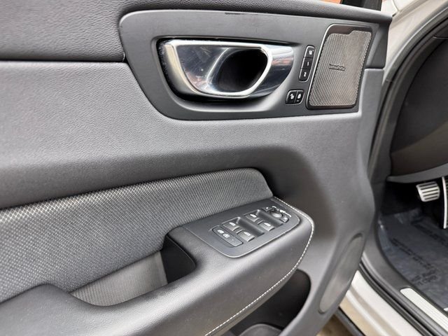 2022 Volvo XC60 R-Design - Photo 11