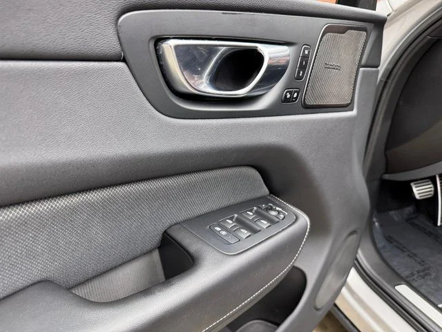 2022 Volvo XC60 R-Design - Photo 11