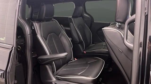 Used 2023 Brilliant Black Crystal Pearlcoat Chrysler Limited image 24