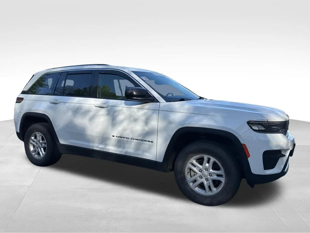 Used 2023 White Jeep Laredo image 10