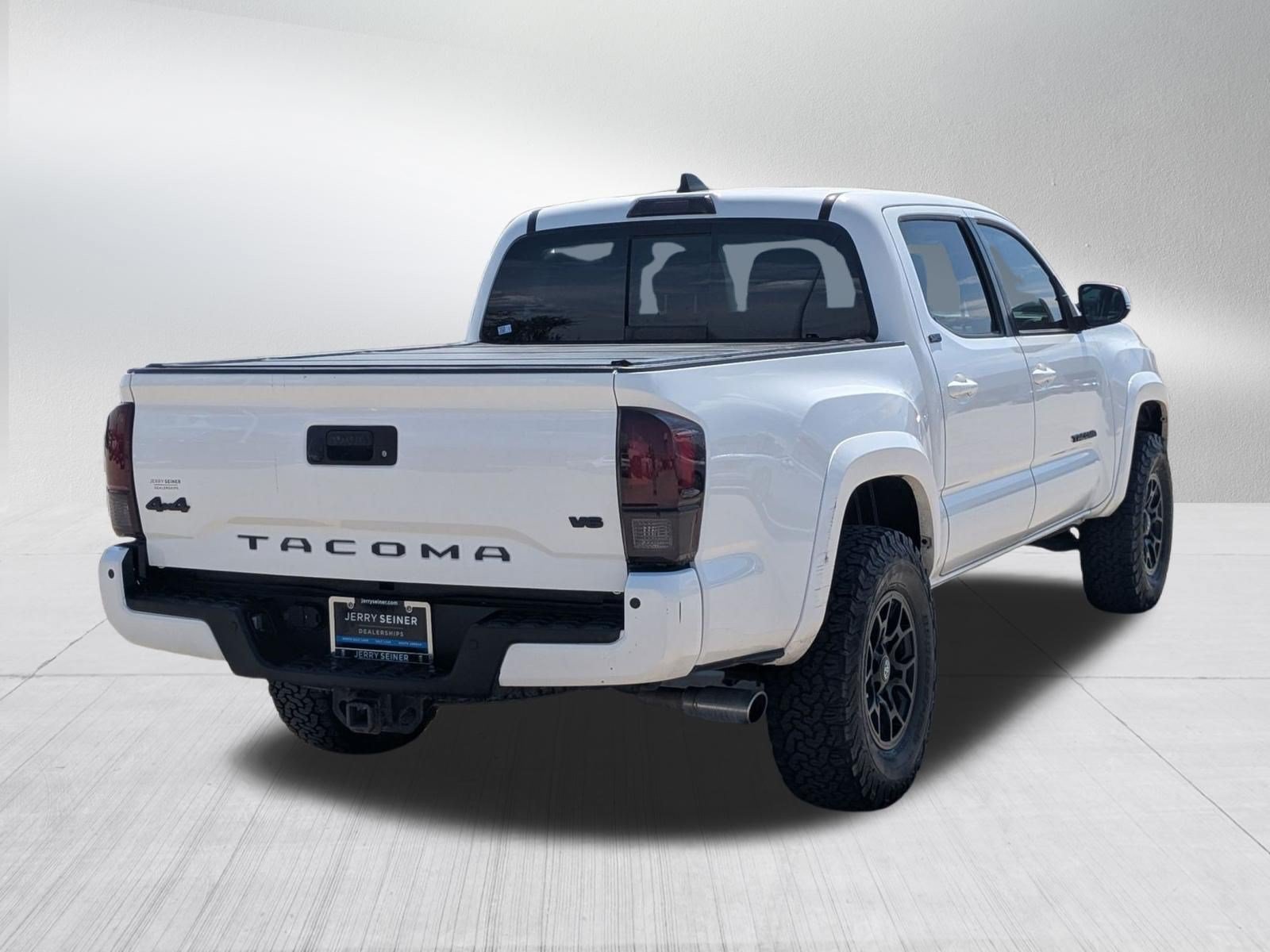 Used 2020 White Toyota SR5 V6 image 5