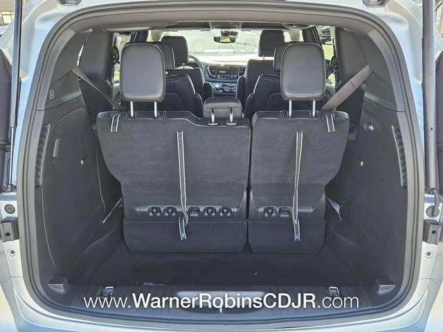 2026 Chrysler Pacifica Select - Photo 13