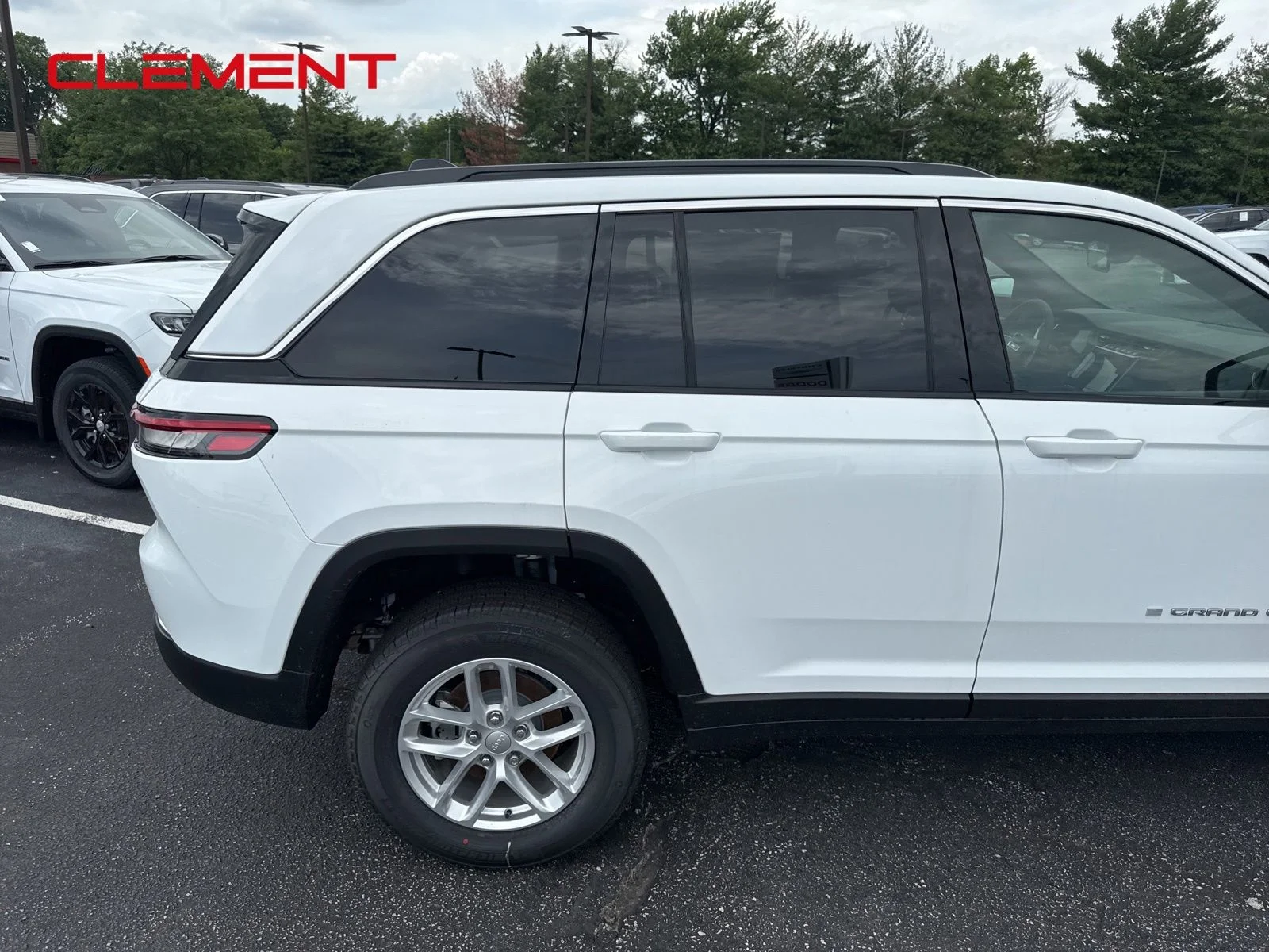 New 2026 Bright White Clear-Coat Exterior Paint Jeep Laredo X image 15