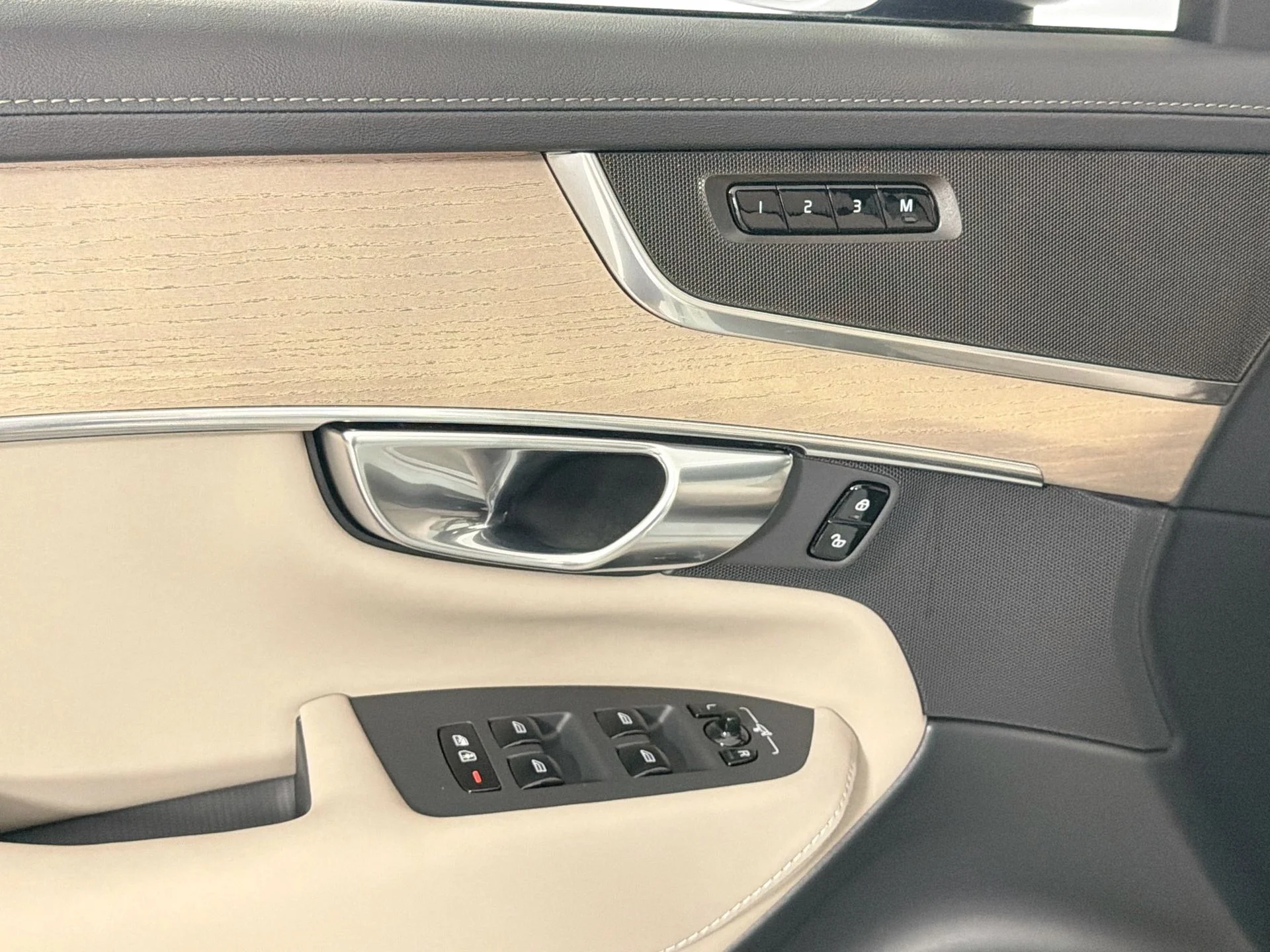 New 2026 Crystal White Volvo Plus image 17