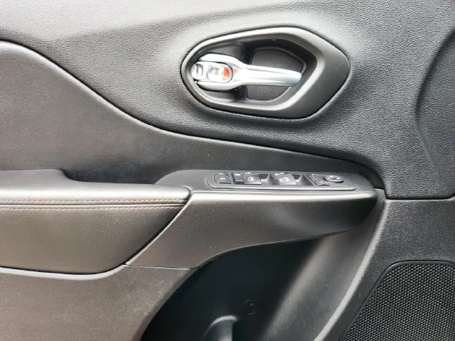 Used 2020 Silver Jeep Trailhawk image 23