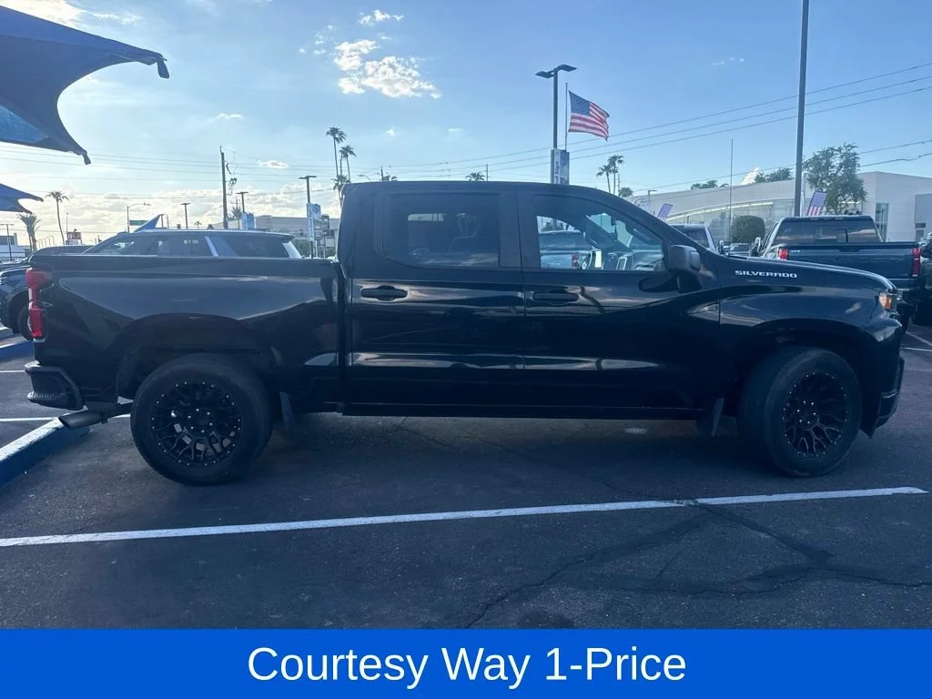 Used 2020 BLACK Chevrolet Custom image 4
