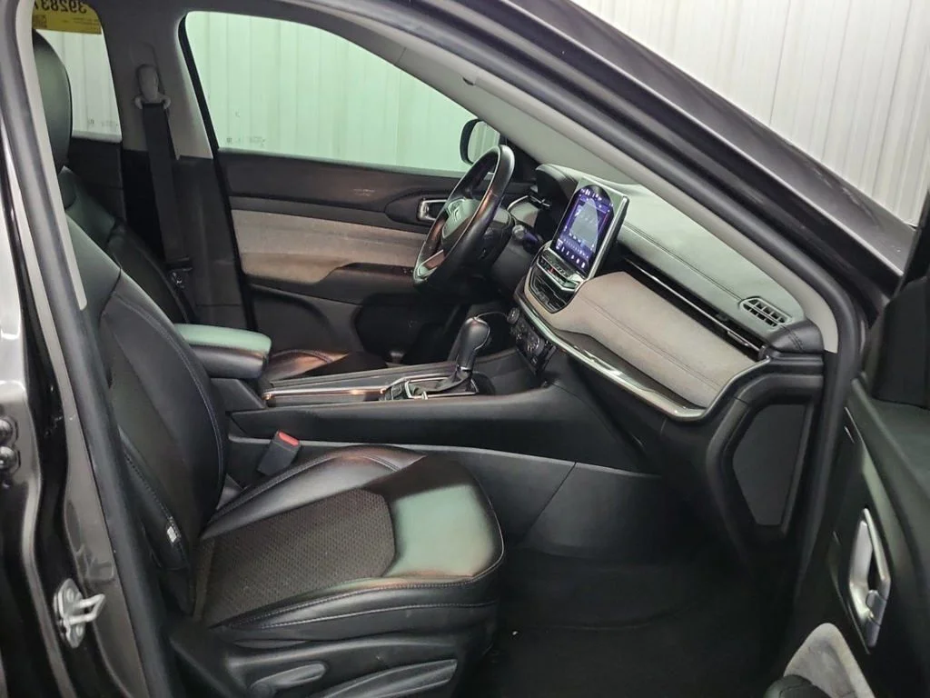 Used 2022 Gray Jeep Latitude image 4