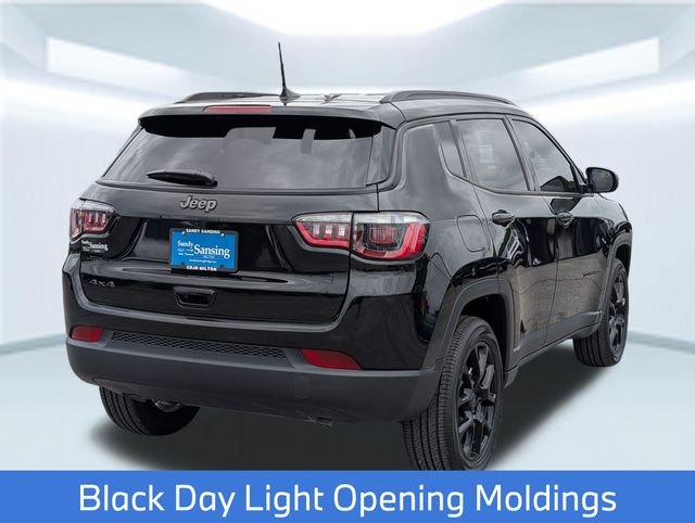 New 2026 Diamond Black Crystal Pearl-Coat Exterior Paint Jeep Latitude image 6