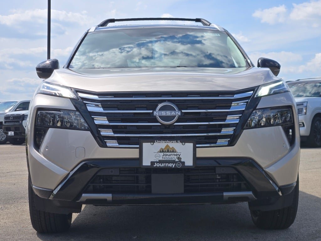 New 2026 Champagne Silver Metallic / Super Black Two-tone Nissan Platinum image 3