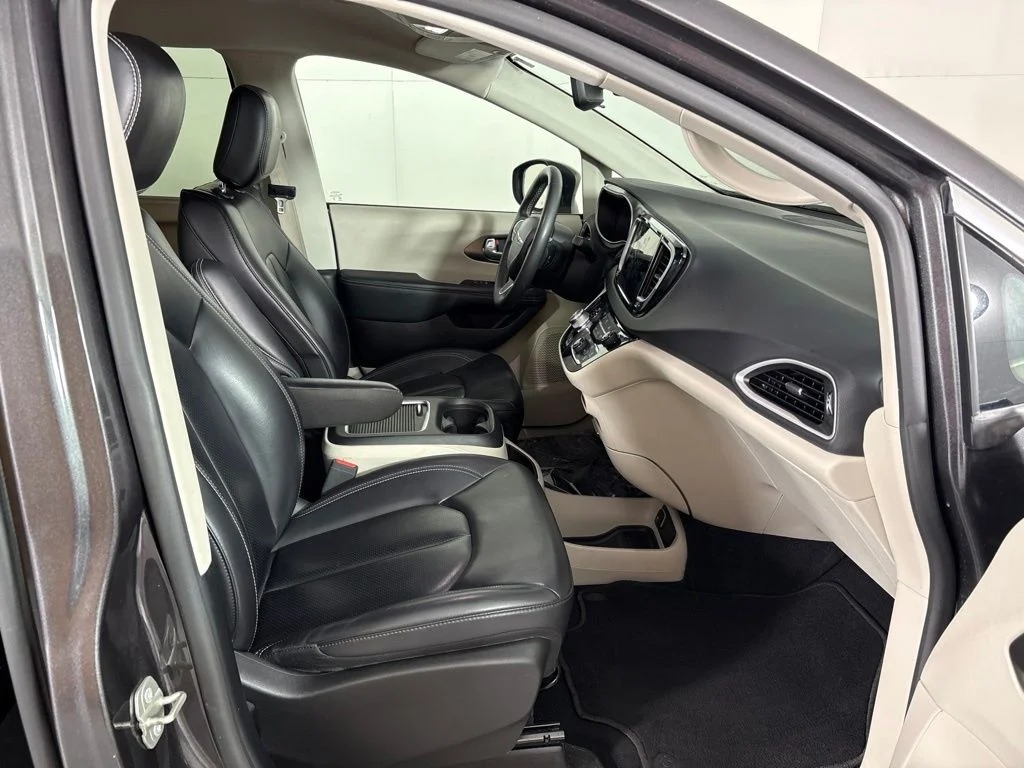 Used 2023 Gray Chrysler Touring L image 20