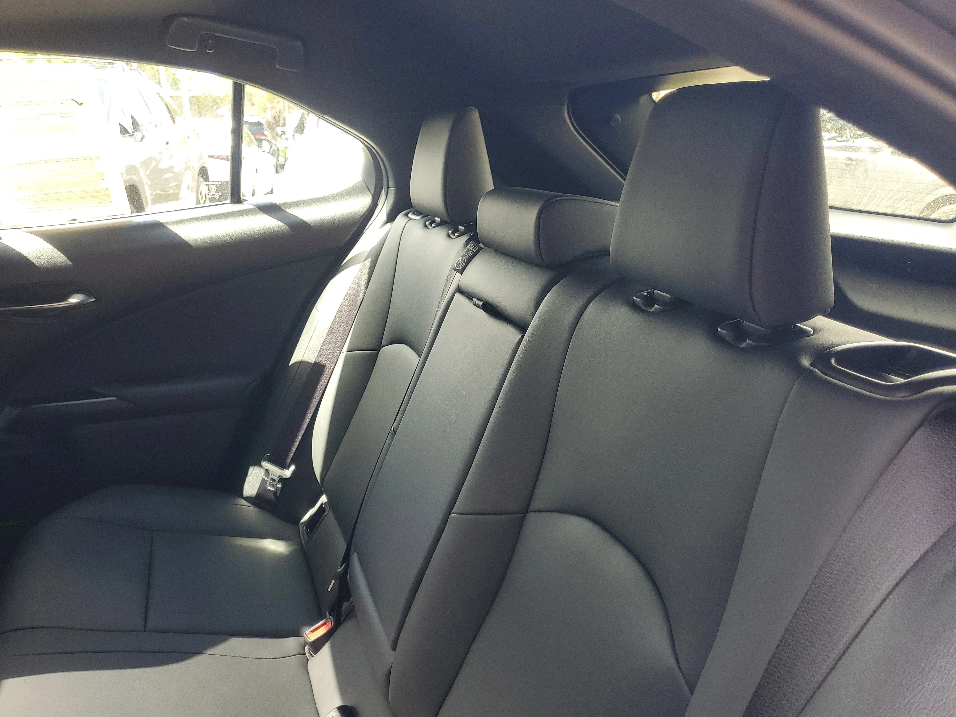2025 Lexus UX Hybrid 300h - Photo 13
