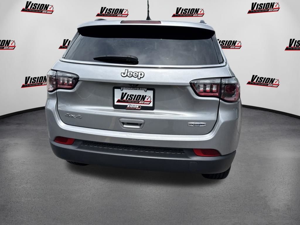 Used 2022 Silver Jeep Latitude image 6