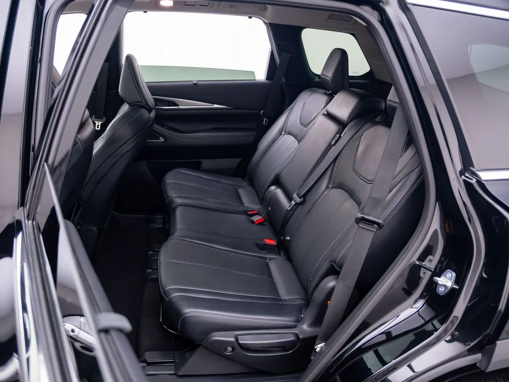Certified Used 2023 Black INFINITI LUXE image 17