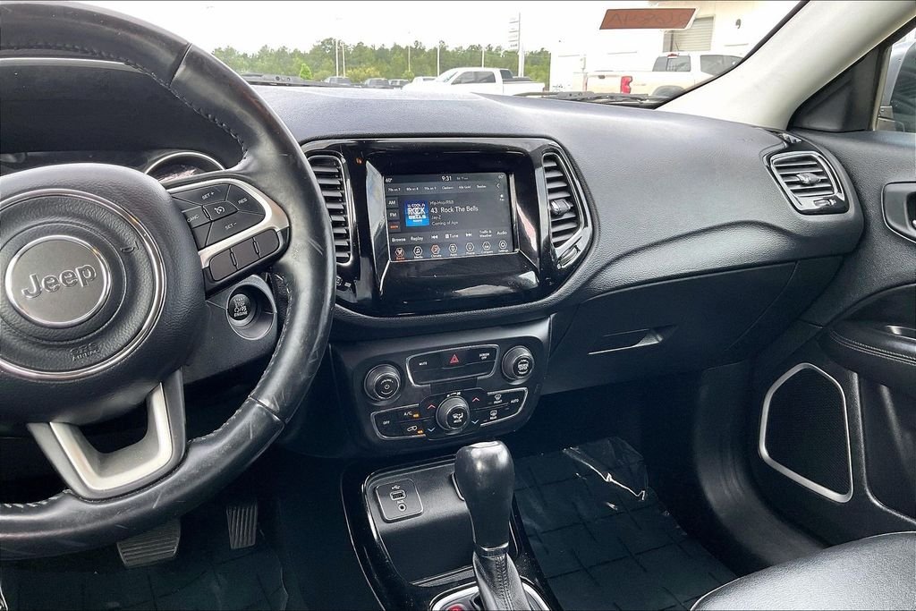 Used 2019 Silver Jeep Latitude image 5