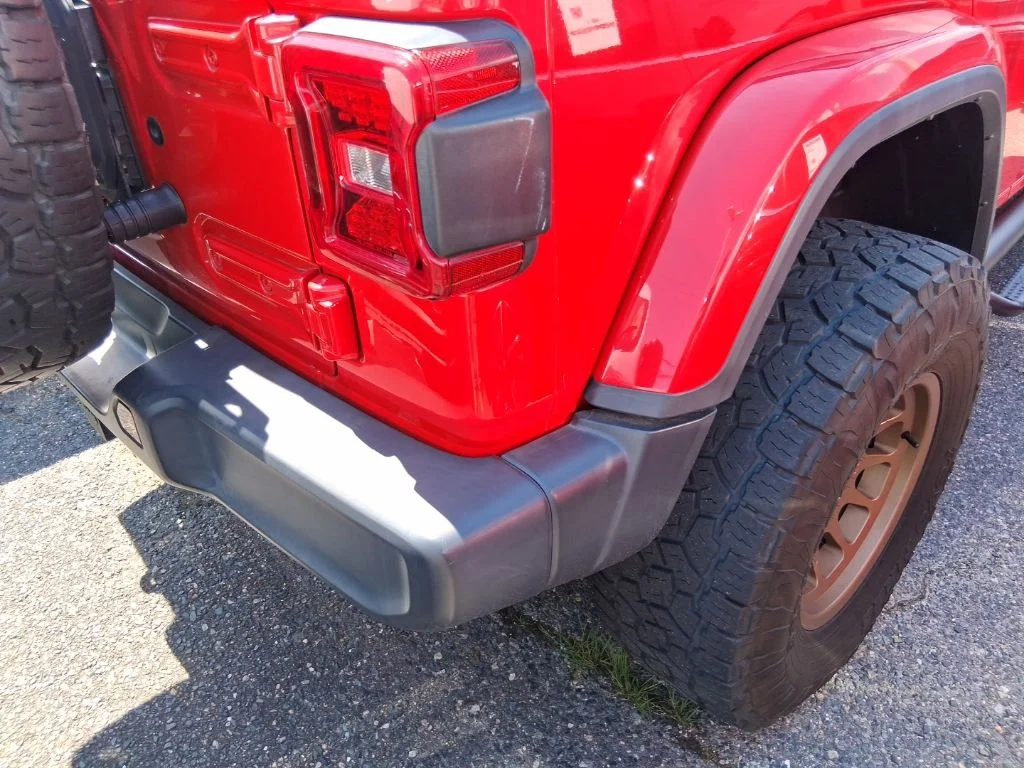 Used 2018 Red Jeep Unlimited Sahara image 8