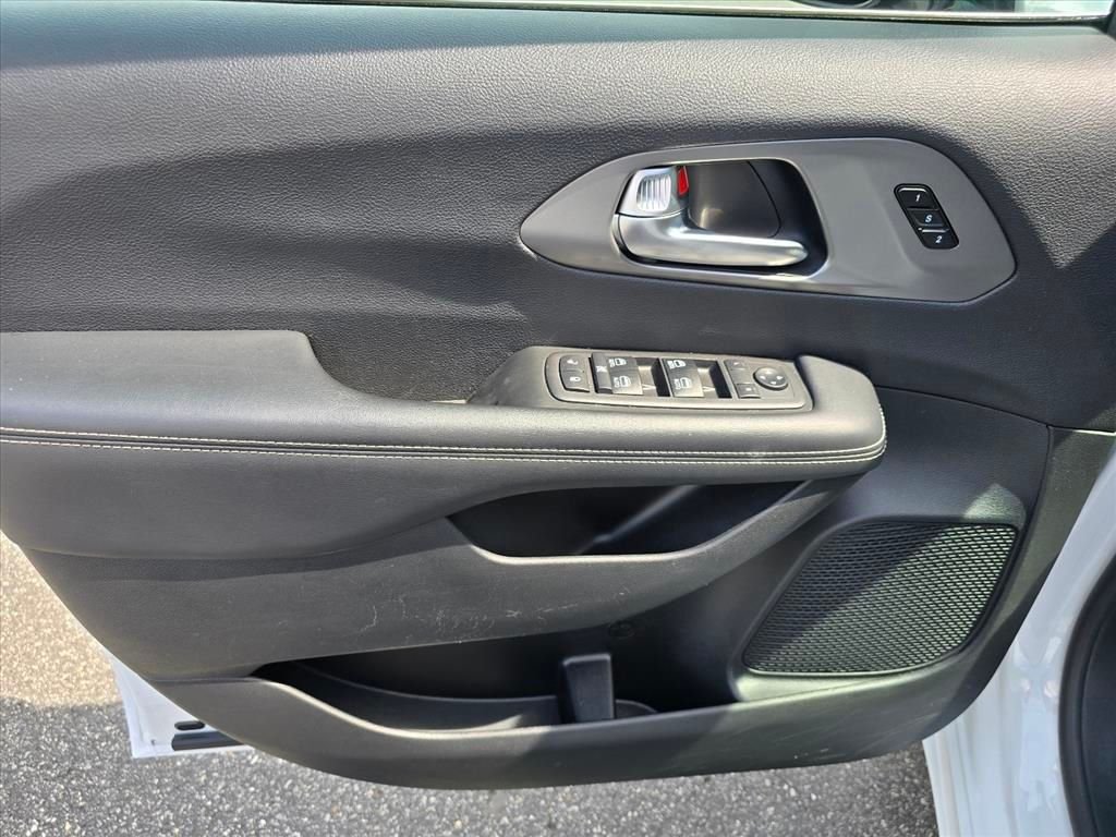 Used 2025 White Chrysler Select image 9