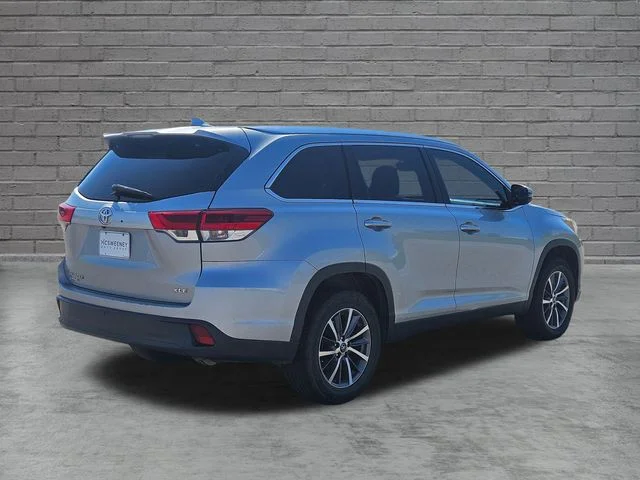Used 2019 Silver Toyota XLE image 5